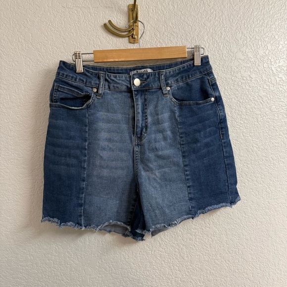 Arula stretchy denim dual colored shorts size 12 - Picture 1 of 3